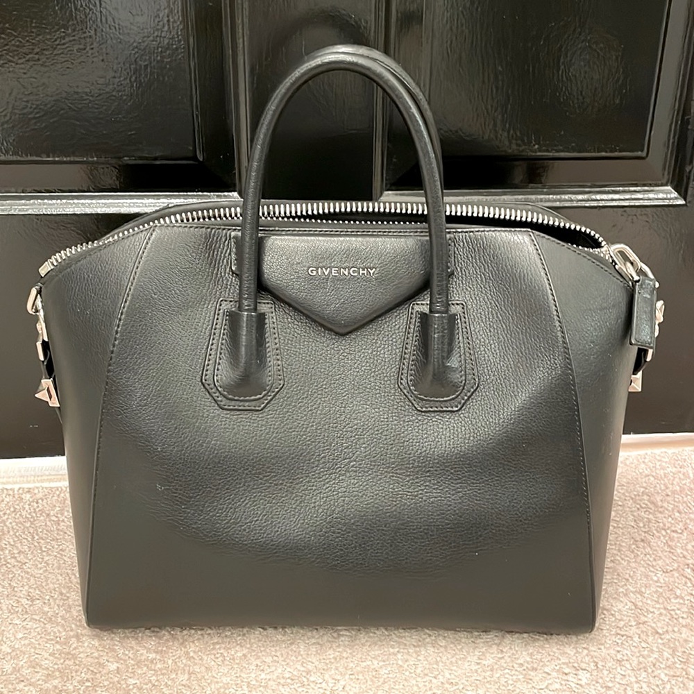GIVENCHY
Antigona Medium Grained Leather Bag